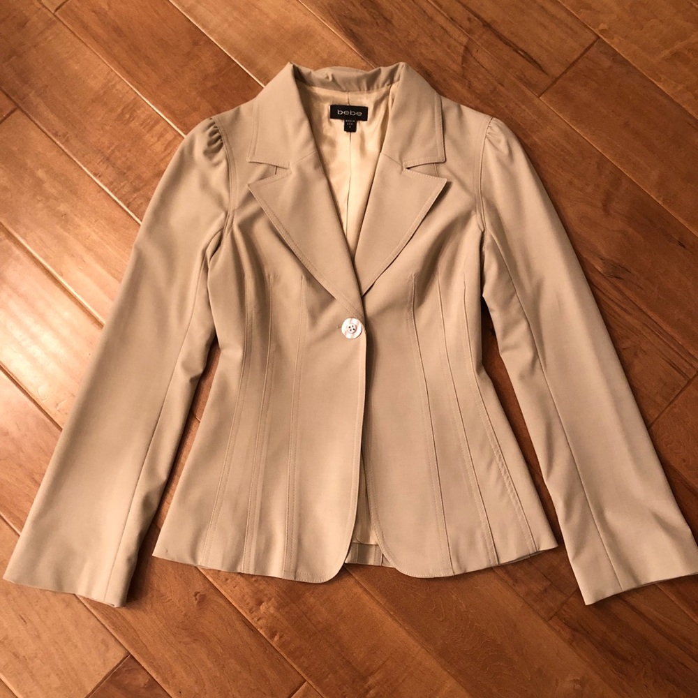 BEBE Women’s Beige Fitted Jacket Blazer. Sz 4. New w/o tags. Made in USA Preppy